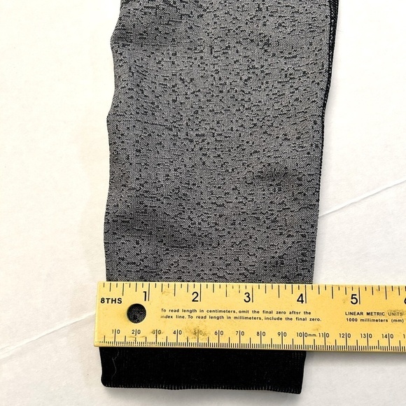 Adidas seamless gray and black fitted capri leggings 3/4 length size Medium. H11 - Picture 9 of 10